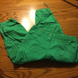 Green capris cargo pants.